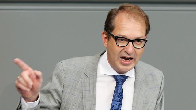 Dobrindt spricht am Rednerpult des Bundestages und gestikuliert mit dem Finger