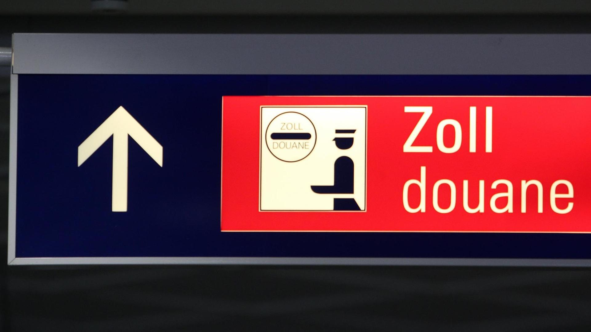 Das Hinweisschild 'Zoll', aufgenommen am 14.07.2016 in Schkeuditz (Sachsen) auf dem Flughafen Leipzig-Halle. Das Hinweisschild 'Zoll', aufgenommen am 14.07.2016 in Schkeuditz (Sachsen) auf dem Flughafen Leipzig-Halle.