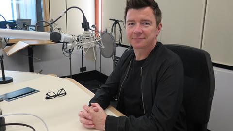 Rick Astley in einem Studio von Deutschlandradio Kultur
