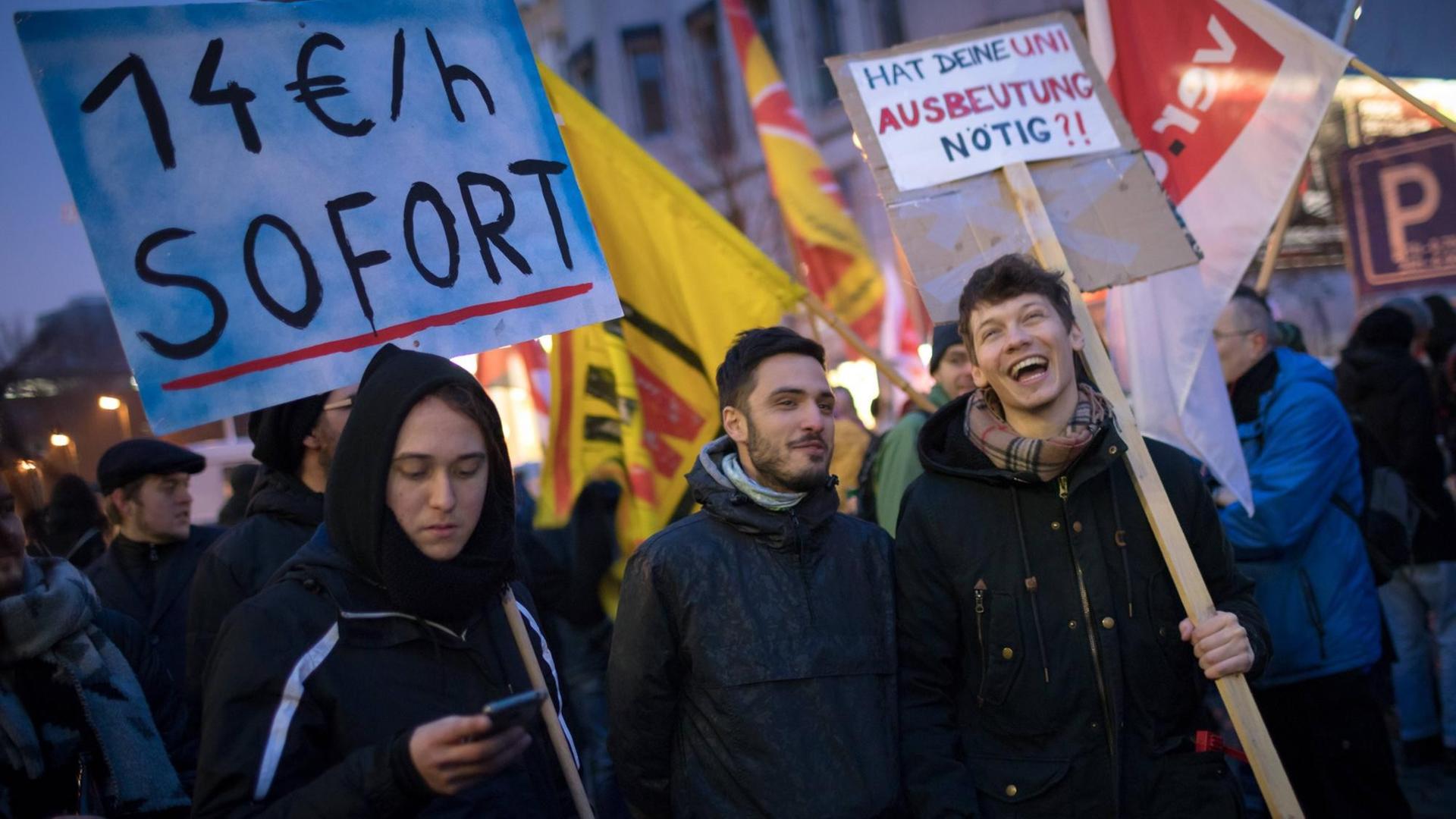 Mehrere hundert Demonstranten protestieren unter dem Motto Tanz für den TVStud - Aufwärmen für den Streik für einen neuen Tarifvertrag der studentischen Beschäftigten der Berliner Hochschulen. Nachdem GEW und ver.di die Tarifverhandlungen nach der Kündigung des aktuellen Tarifvertrags zum Jahresende im Anschluss an die fünfte Verhandlungsrunde für gescheitert erkärten, droht ab Januar ein Streik an den Berliner Hochschulen. Mehrere hundert Demonstranten protestieren unter dem Motto Tanz für den TVStud - Aufwärmen für den Streik für einen neuen Tarifvertrag der studentischen Beschäftigten der Berliner Hochschulen. Nachdem GEW und ver.di die Tarifverhandlungen nach der Kündigung des aktuellen Tarifvertrags zum Jahresende im Anschluss an die fünfte Verhandlungsrunde für gescheitert erkärten, droht ab Januar ein Streik an den Berliner Hochschulen.