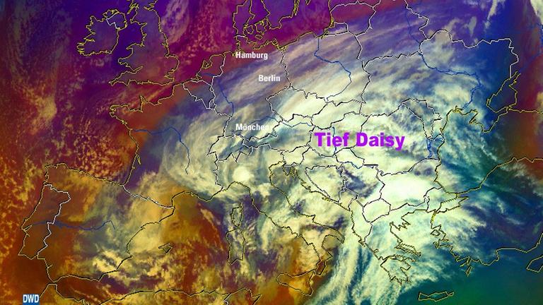 Satellitenbild des DWD von Tief "Daisy" über Deutschland. Satellitenbild des DWD von Tief "Daisy" über Deutschland.