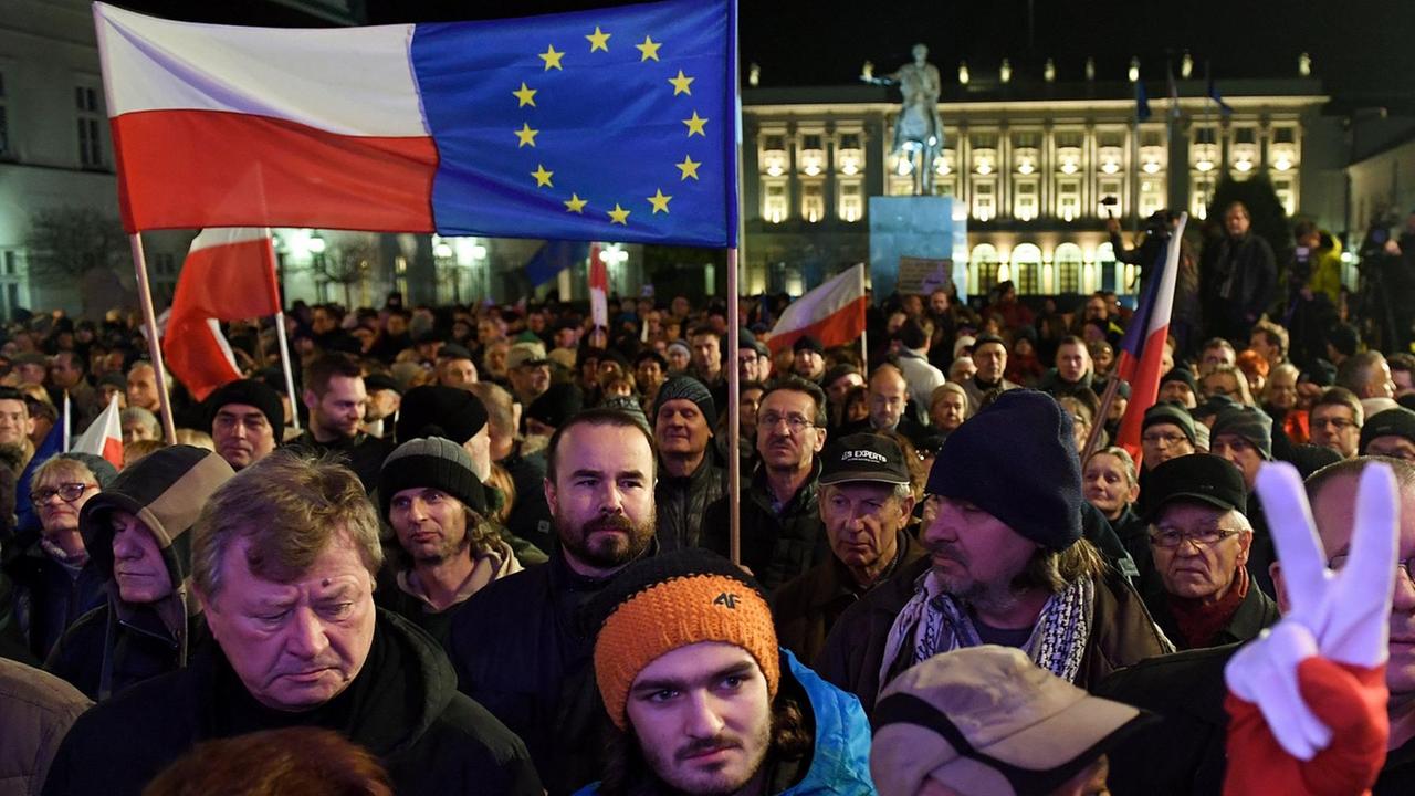 Menschen in Warschau demonstrieren gegen die von der polnischen Regierung geplante Justizreform. Menschen in Warschau demonstrieren gegen die von der polnischen Regierung geplante Justizreform.