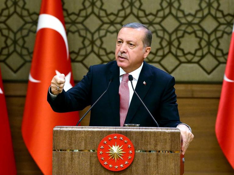 Der türkische Präsident Recep Tayyip Erdogan spricht in seinem Präsidentenpalast in Ankara zu ausländischen Investoren.