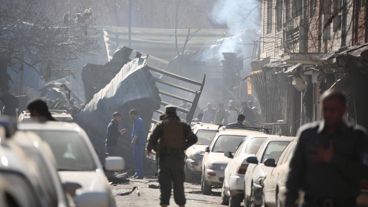 Der Ort des Anschlags vom 27. Januar in der Hähe des Sidarat-Platzes in Kabul. Mindestens 17 Menschen wurden getötet und 110 verletzt. Der Ort des Anschlags vom 27. Januar in der Hähe des Sidarat-Platzes in Kabul. Mindestens 17 Menschen wurden getötet und 110 verletzt.