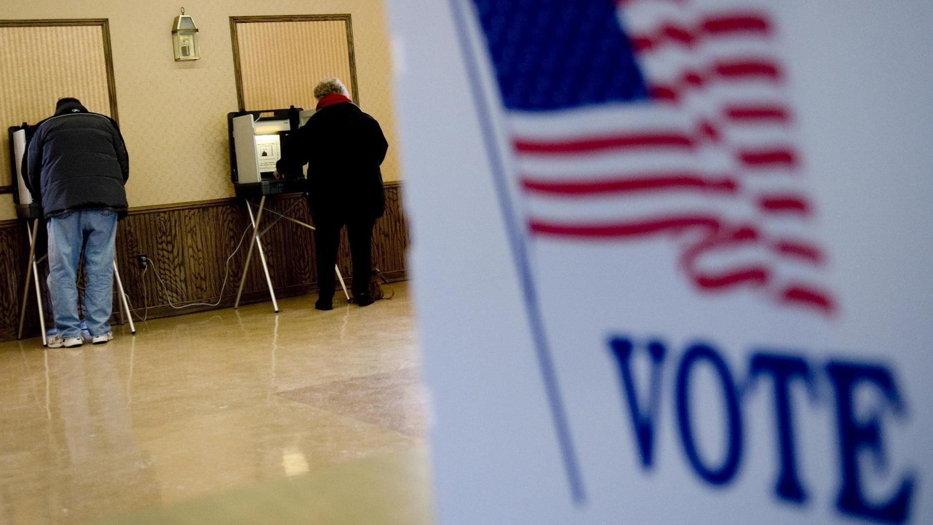 Zwei Wähler geben an Wahlautomaten im US-Bundesstaat Wisconsin ihre Stimme ab. Zwei Wähler geben an Wahlautomaten im US-Bundesstaat Wisconsin ihre Stimme ab.