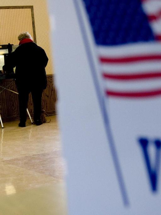 Zwei Wähler geben an Wahlautomaten im US-Bundesstaat Wisconsin ihre Stimme ab.