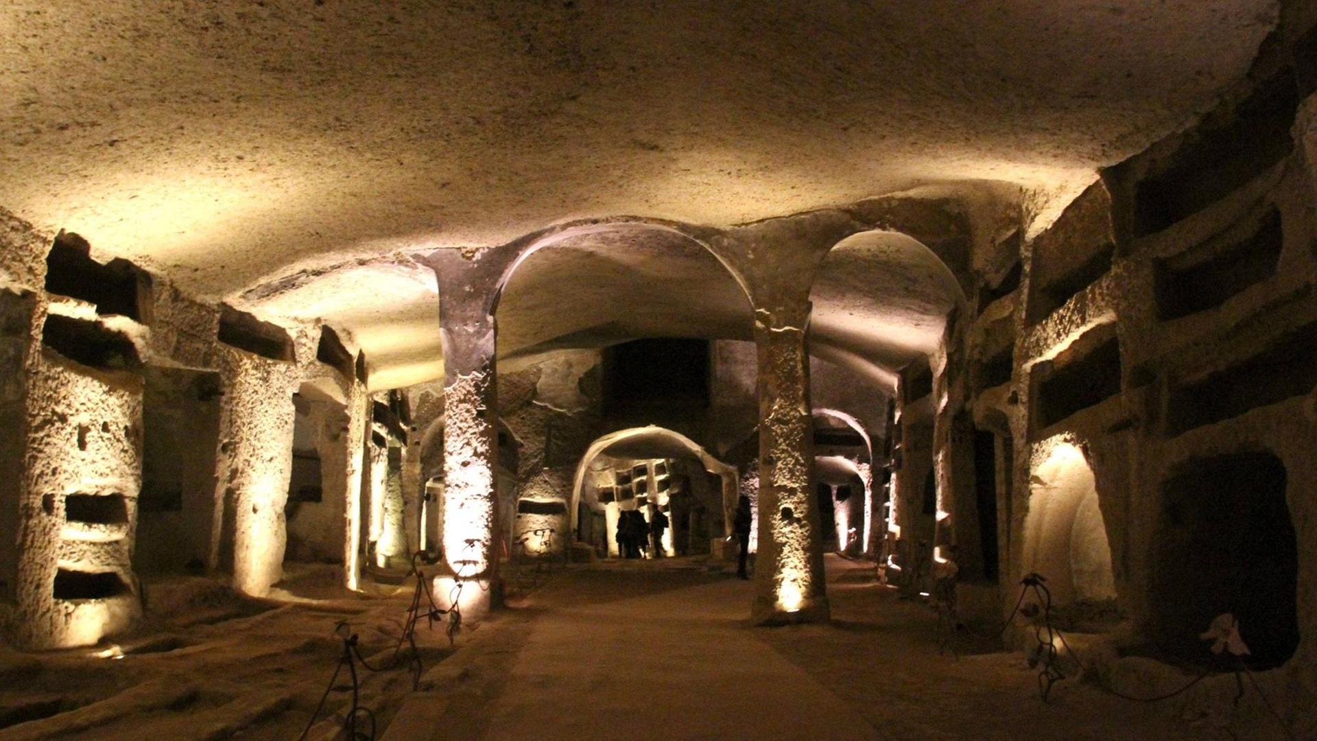 Beleuchtete Säulen in den Katakomben von Neapel.