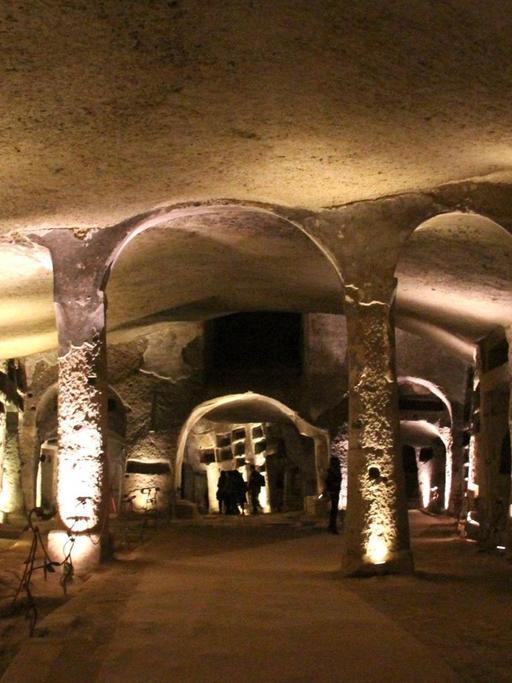 Beleuchtete Säulen in den Katakomben von Neapel.