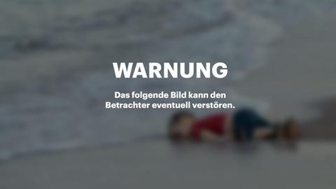 Bild des ertrunkenen Jungen aus Syrien an einem türkischen Strand. Darüber: WARNUNG Das folgende Bild kann den Betrachter eventuell verstören.