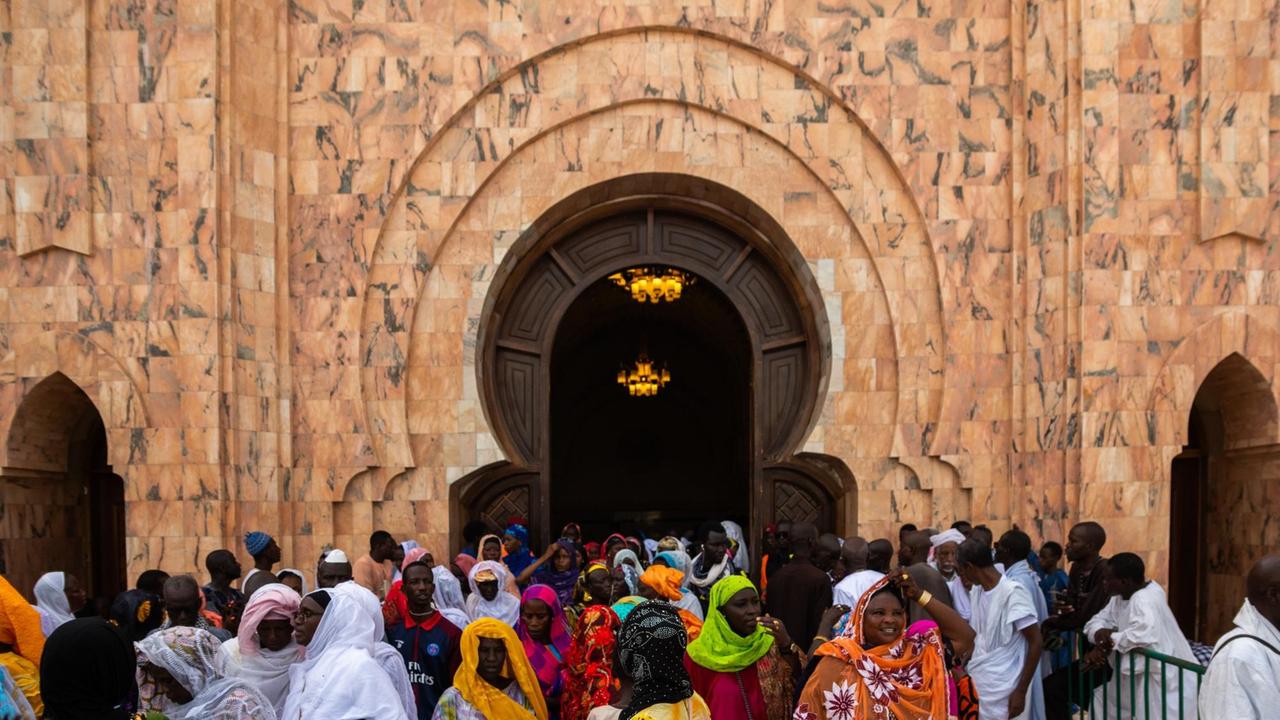 Menschenmassen vor der Moschee von Touba Menschenmassen vor der Moschee von Touba