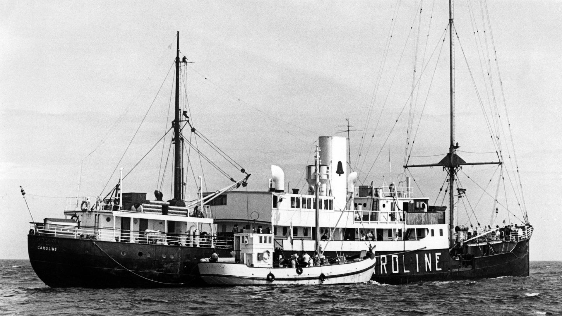 Das Schiff des Piratensenders Radio Caroline liegt im August 1967 vor der Isle Of Man. Das Schiff des Piratensenders Radio Caroline liegt im August 1967 vor der Isle Of Man.
