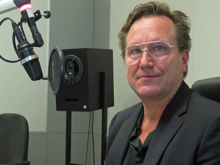 Der Architekt Arno Brandlhuber im Studio von Deutschlandradio Kultur
