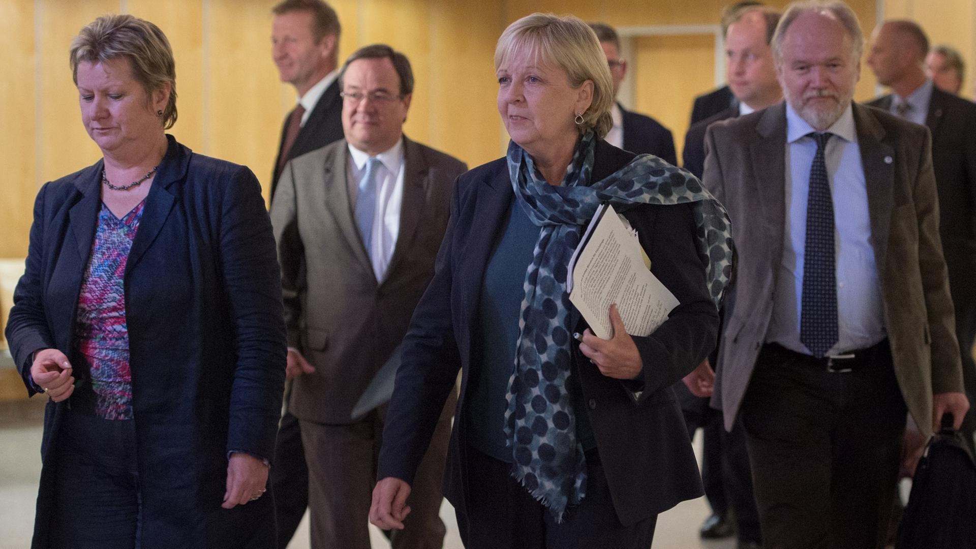 Nordrhein-Westfalens Bildungsministerin Sylvia Löhrmann (Bündnis 90/Die Grünen. l-r), der CDU-Landtagsfraktionsvorsitzende in Nordrhein-Westfalen, Armin Laschet, Nordrhein-Westfalens Ministerpräsidentin Hannelore Kraft (SPD) und der Spitzenkandidat der NRW-Piraten, Joachim Paul, kommen am 20.10.2014 zu einer Pressekonferenz im Anschluss an den NRW-Flüchtlingsgipfel in der Messe in Essen (Nordrhein-Westfalen). Nordrhein-Westfalens Bildungsministerin Sylvia Löhrmann (Bündnis 90/Die Grünen. l-r), der CDU-Landtagsfraktionsvorsitzende in Nordrhein-Westfalen, Armin Laschet, Nordrhein-Westfalens Ministerpräsidentin Hannelore Kraft (SPD) und der Spitzenkandidat der NRW-Piraten, Joachim Paul, kommen am 20.10.2014 zu einer Pressekonferenz im Anschluss an den NRW-Flüchtlingsgipfel in der Messe in Essen (Nordrhein-Westfalen).