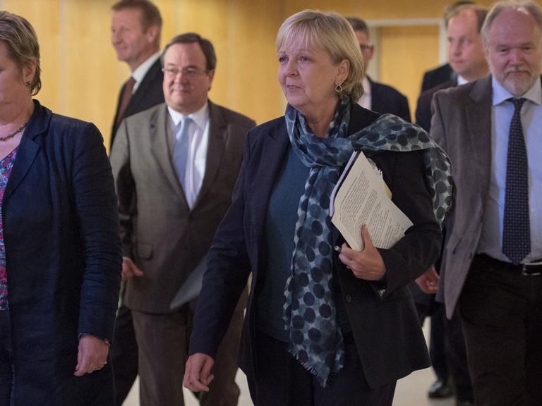 Nordrhein-Westfalens Bildungsministerin Sylvia Löhrmann (Bündnis 90/Die Grünen. l-r), der CDU-Landtagsfraktionsvorsitzende in Nordrhein-Westfalen, Armin Laschet, Nordrhein-Westfalens Ministerpräsidentin Hannelore Kraft (SPD) und der Spitzenkandidat der NRW-Piraten, Joachim Paul, kommen am 20.10.2014 zu einer Pressekonferenz im Anschluss an den NRW-Flüchtlingsgipfel in der Messe in Essen (Nordrhein-Westfalen).