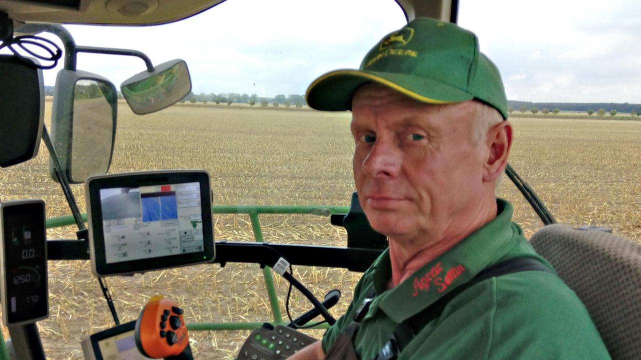Norbert Dähn in seinem Traktor bei der Maisernte Norbert Dähn in seinem Traktor bei der Maisernte