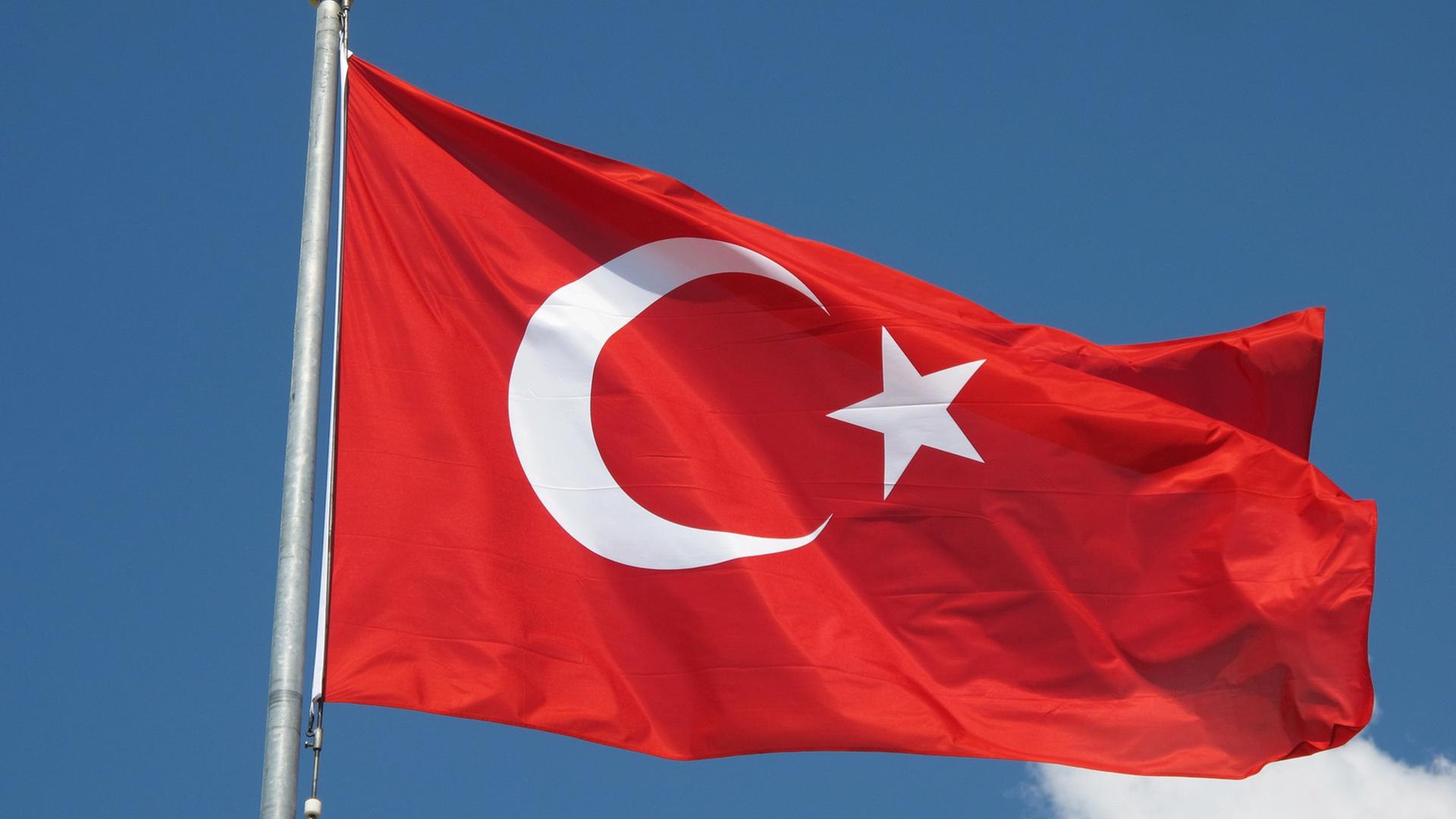 Eine türkische Fahne weht im Wind. Eine türkische Fahne weht im Wind.