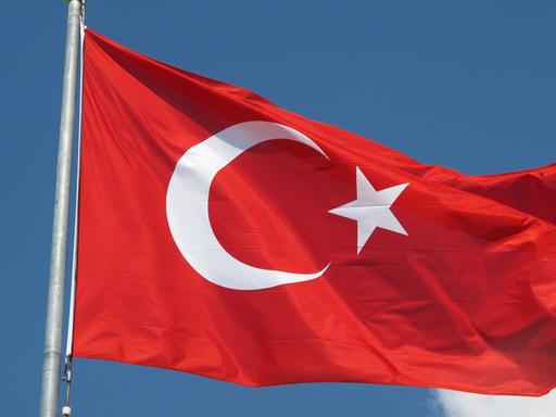 Eine türkische Fahne weht im Wind.