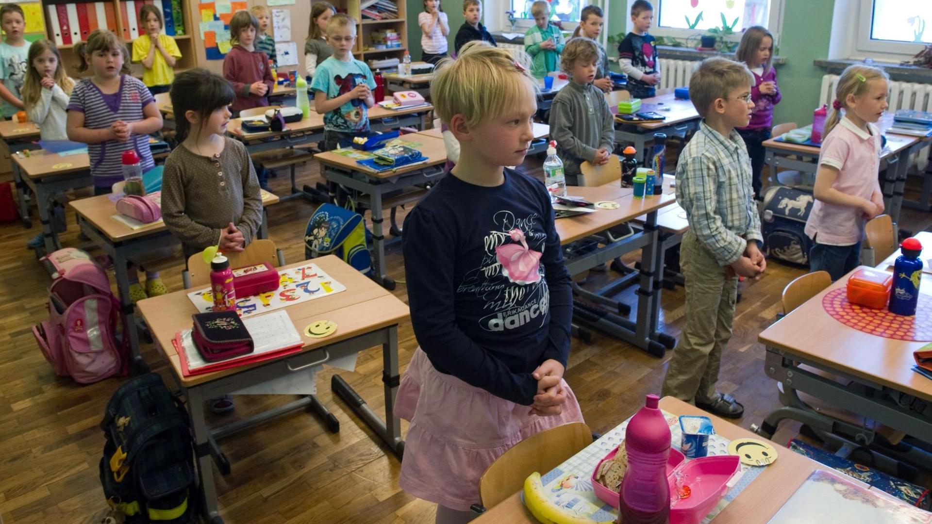 Erstklässler einer Evangelischen Grundschule sprechen ein Gebet. Erstklässler einer Evangelischen Grundschule sprechen ein Gebet.