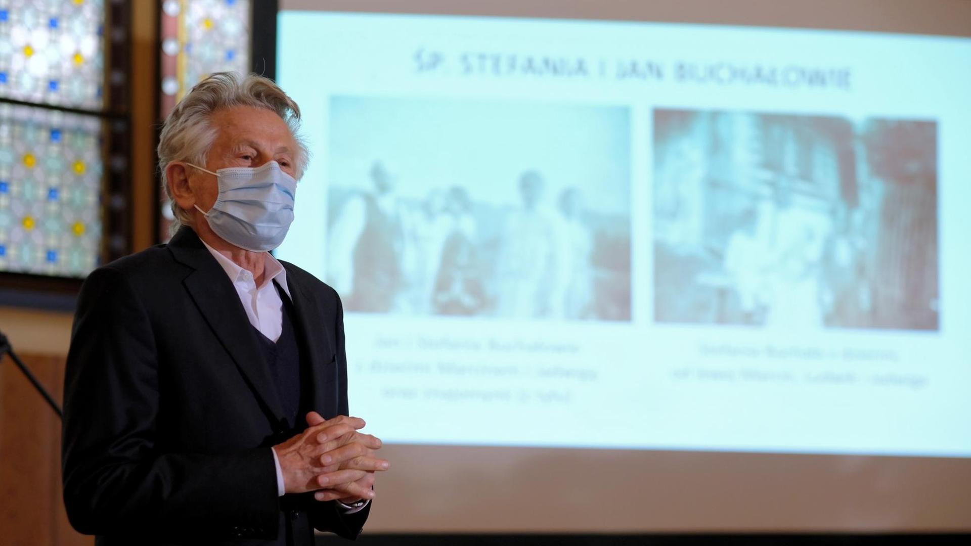 Regisseur Roman Polanski bei der Zeremonie zur Ernennung seiner Retter Stefania und Jan Buchala als "Gerechte unter den Völkern" im Haus der Erinnerung an die Juden Oberschlesiens in Gliwice. - Er steht mit einem Mund-Nasen-Schutz vor einer Leinwand mit den Namen des Ehepaars, das ihn vor den Nazis versteckt hielt. Regisseur Roman Polanski bei der Zeremonie zur Ernennung seiner Retter Stefania und Jan Buchala als "Gerechte unter den Völkern" im Haus der Erinnerung an die Juden Oberschlesiens in Gliwice. - Er steht mit einem Mund-Nasen-Schutz vor einer Leinwand mit den Namen des Ehepaars, das ihn vor den Nazis versteckt hielt.