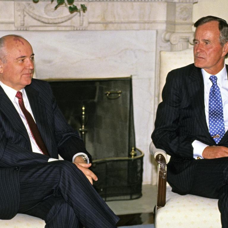 US-Präsident George H.W. Bush am 31. Mai 1990 bei einem Gespräch mit dem sowjetischen Präsidenten Michail Gorbatschow im Oval Office im Weißen Haus in Washington