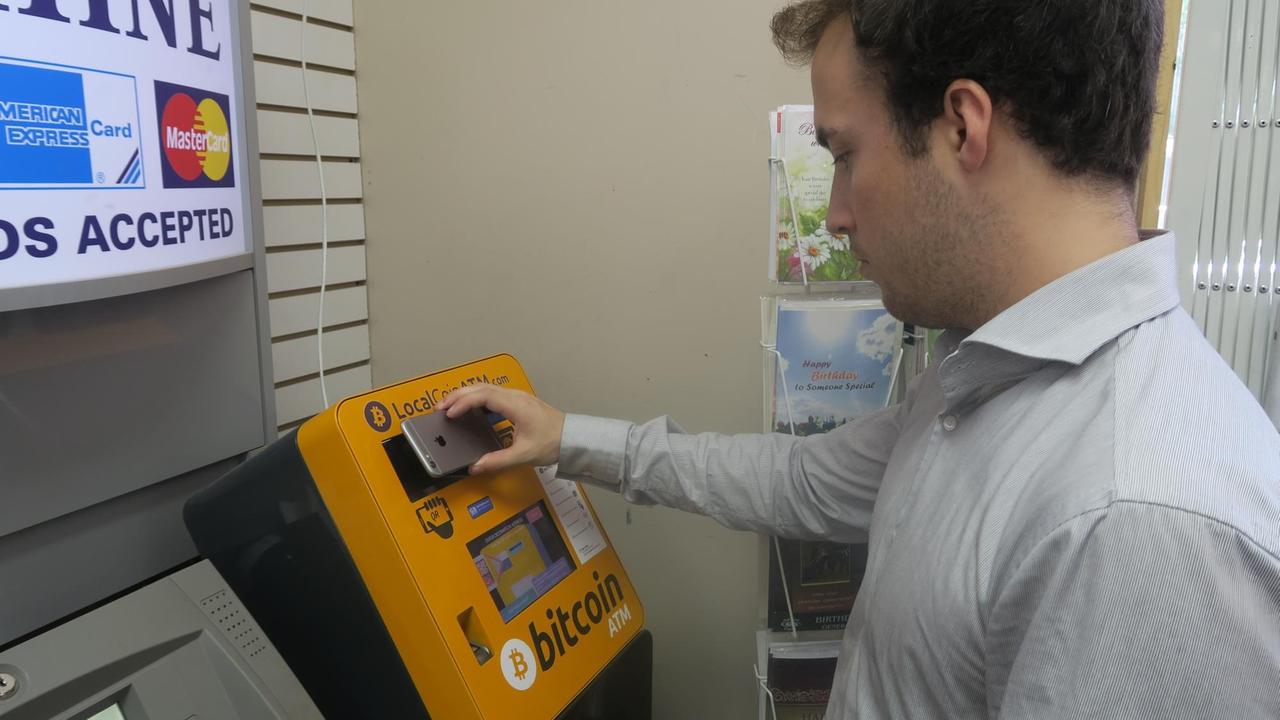 Einer von mehreren hundert Bitcoin-Automaten im kanadischen Toronto. Der Kunde zahlt gerade einhundert kanadische Dollar auf seine digitale Bitcoin-Wallet ein.