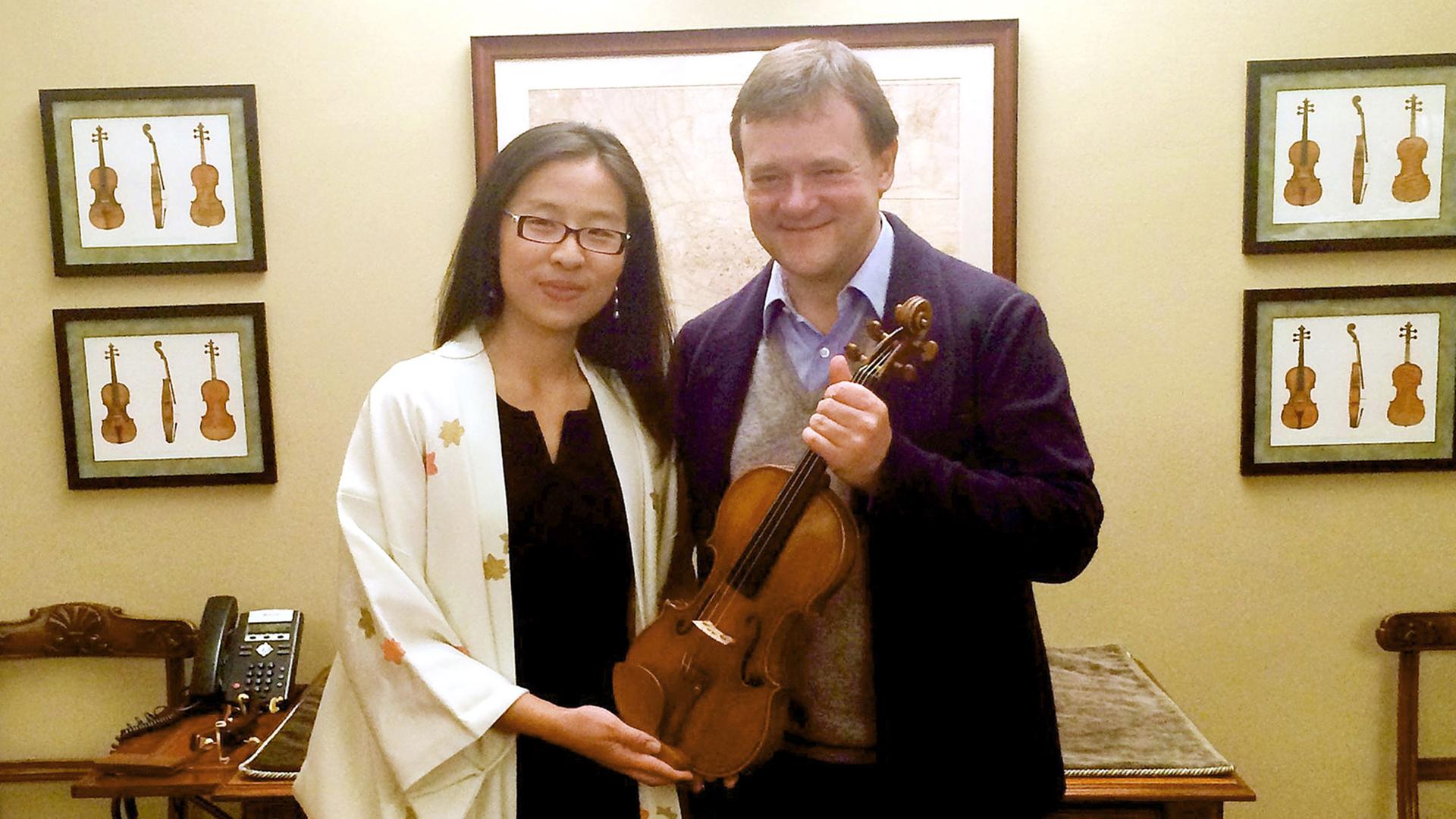 Violinist Frank Peter Zimmermann bekommt von Liya Yu, der Tochter eines chinesisch-deutschen Unternehmers, eine andere Stradivari übergeben.