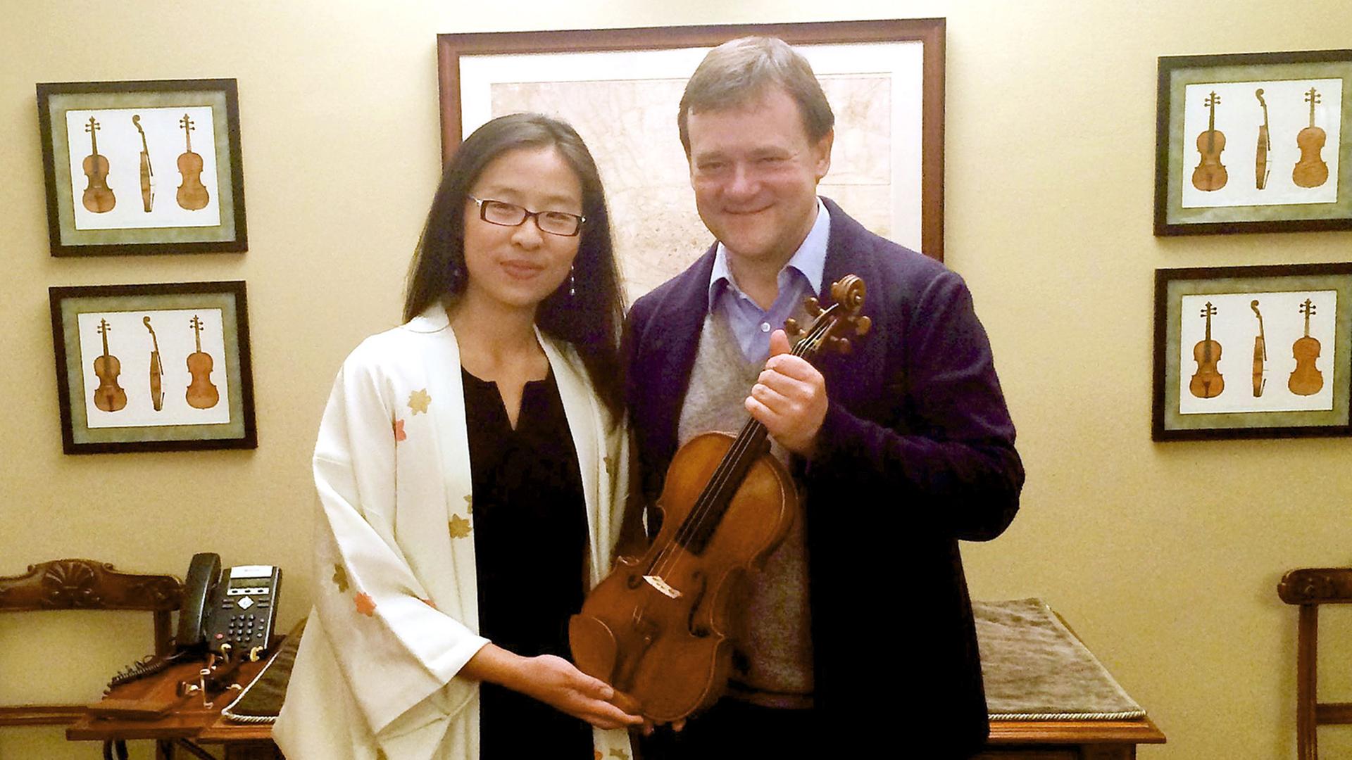 Violinist Frank Peter Zimmermann bekommt von Liya Yu, der Tochter eines chinesisch-deutschen Unternehmers, eine andere Stradivari übergeben. Violinist Frank Peter Zimmermann bekommt von Liya Yu, der Tochter eines chinesisch-deutschen Unternehmers, eine andere Stradivari übergeben.