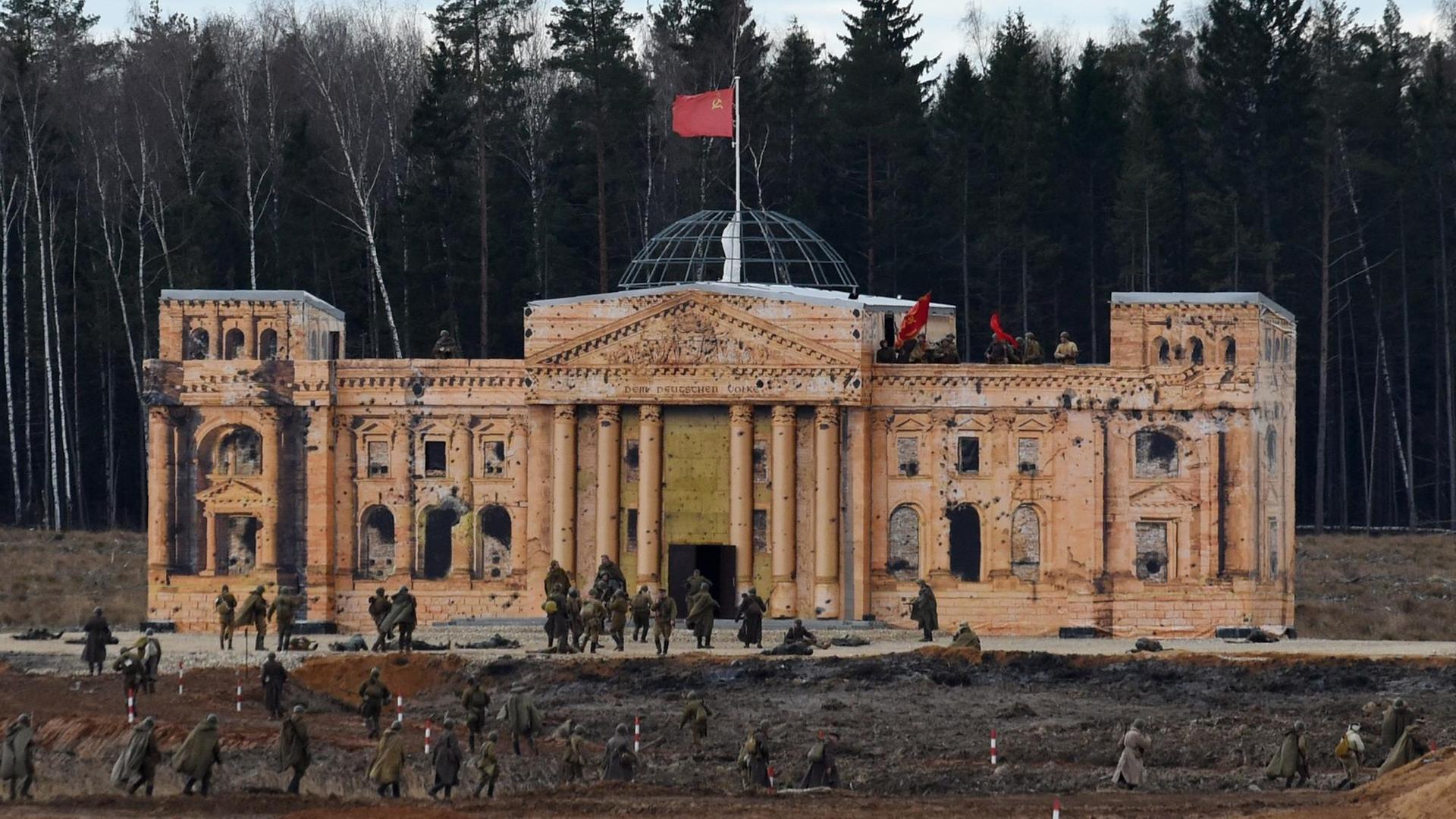 Im Patriotenpark in der Nähe von Moskau stürmen freiwillige Darsteller eine verkleinerte Nachbildung des Reichstags. Die Schlacht um Berlin am Ende des Zweiten Weltkriegs wird hier nachgestellt. Im Patriotenpark in der Nähe von Moskau stürmen freiwillige Darsteller eine verkleinerte Nachbildung des Reichstags. Die Schlacht um Berlin am Ende des Zweiten Weltkriegs wird hier nachgestellt.
