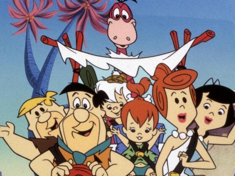 Filmstill aus der Zeichentrickserie "The Flintstones": Barney Rubble, Fred Flintstone, Bam Bam Rubble, Dinosaurier Dino, Pebbles Flintstone, Wilma Flintstone und Betty.
