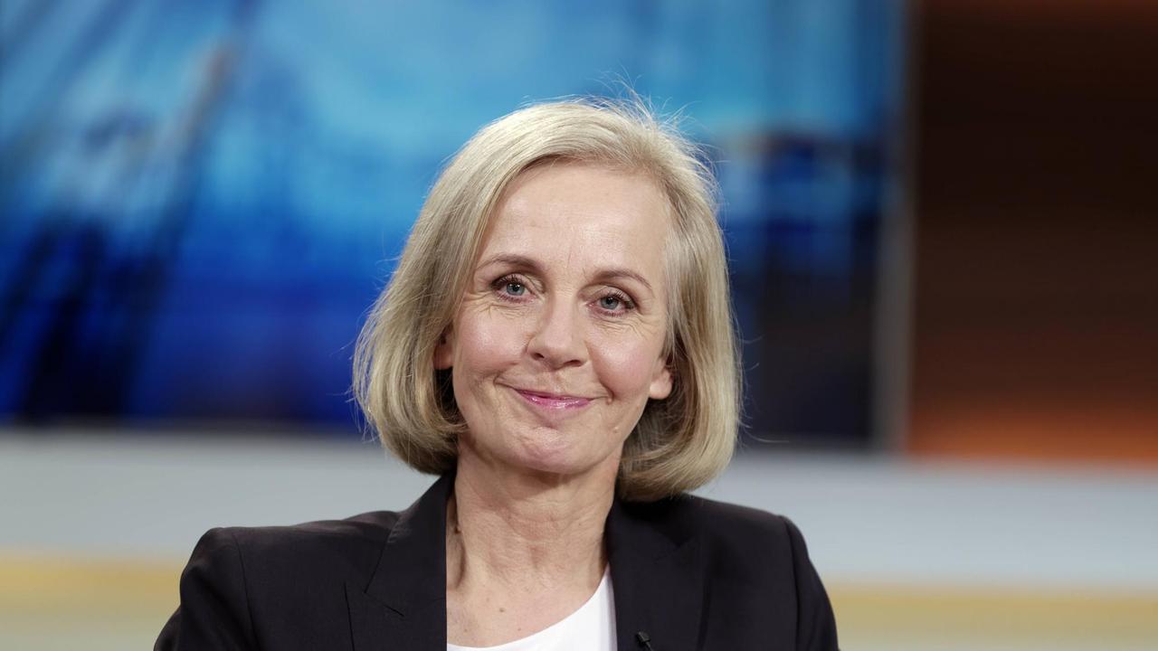 Ursula Münch hat schulterlange blonde Haare und schaut freundlich in die Kamera Ursula Münch hat schulterlange blonde Haare und schaut freundlich in die Kamera
