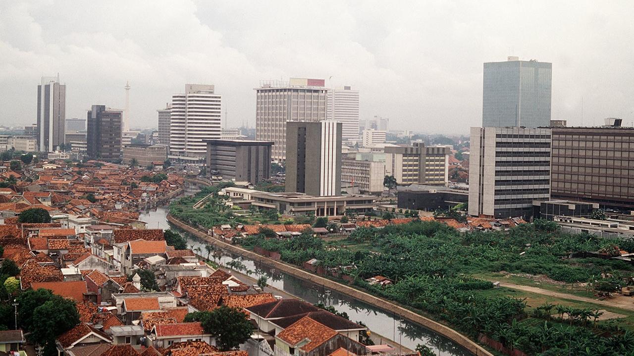 Blick über ein altes Wohnviertel auf die Hochhäuser der Jalan-Thamrin-Road in der indonesischen Stadt Jakarta. Fotografiert: 07.11.2003 Blick über ein altes Wohnviertel auf die Hochhäuser der Jalan-Thamrin-Road in der indonesischen Stadt Jakarta. Fotografiert: 07.11.2003