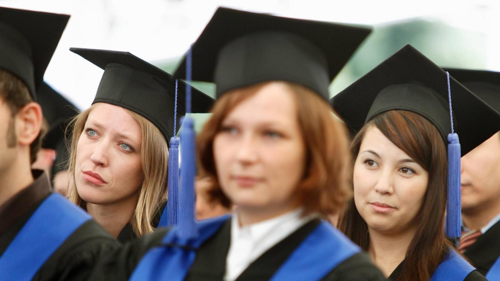 Absolventinnen der Universität Bonn nehmen an ihrer Abschlussfeier teil Absolventinnen der Universität Bonn nehmen an ihrer Abschlussfeier teil