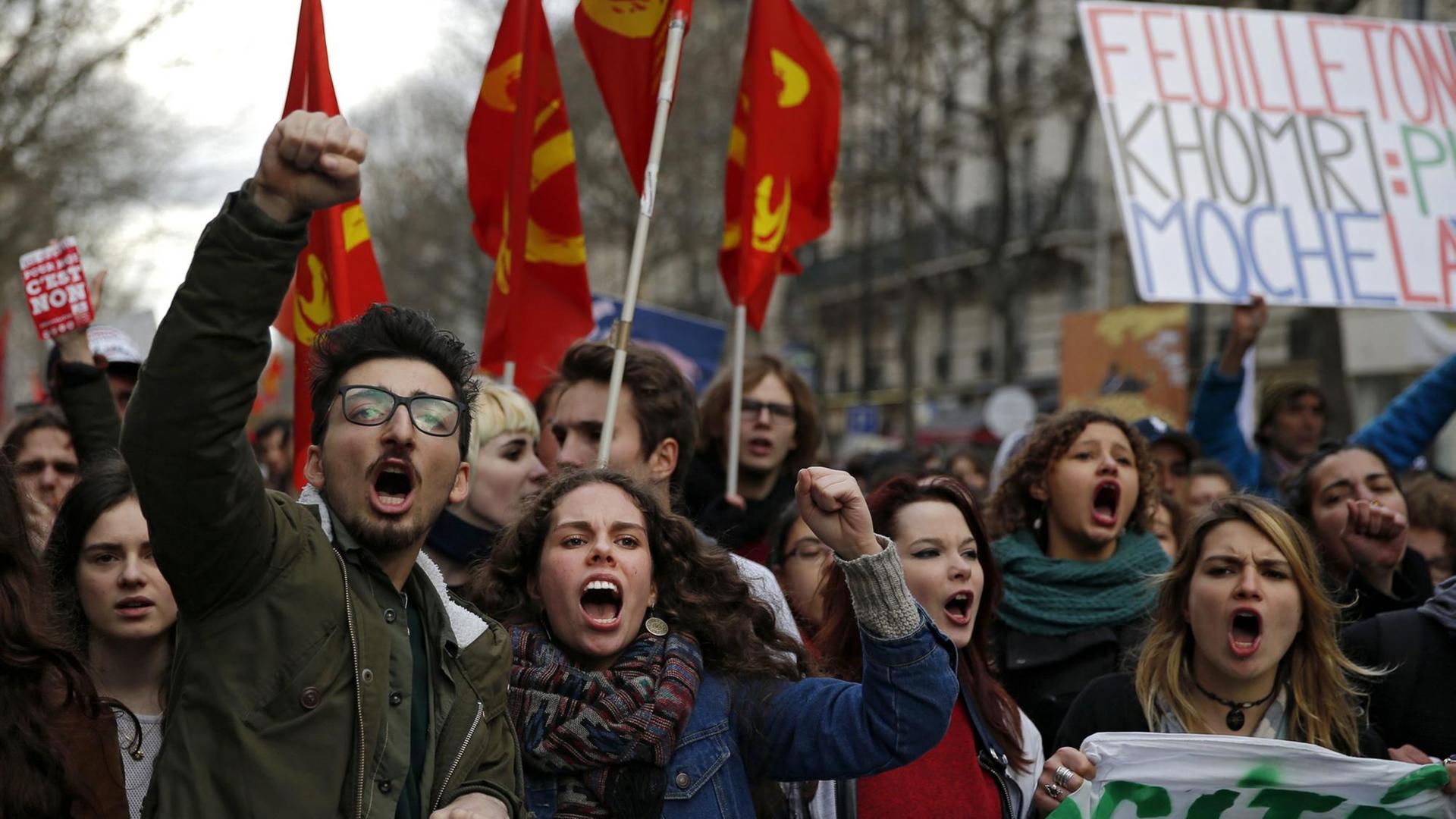 Eine Menschenmenge mit Protestplakaten. Eine Menschenmenge mit Protestplakaten.