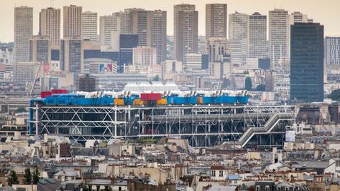 Hausdach an Hausdach reiht sich am 30.06.2016 in Paris (Frankreich) aneinander. In der Mitte ist das bunte Dach des Kunst- und Kulturzentrums Centre Georges-Pompidou zu sehen.