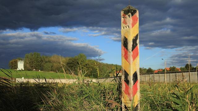 Ein verwitterter Grenzpfosten der DDR auf dem Gelände des Grenzdenkmals in Hötensleben an der früheren innerdeutschen Grenze.