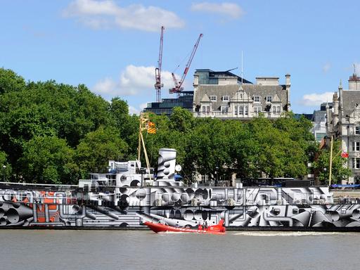 Das ehemalige britische Kriegsschiff "HMS President" aus dem Jahr 1918: Es wurde von dem deutschen Künstler Tobias Rehberger mit einem "Razzle-Dazzle-Painting" bemalt. London, Juli 2014.