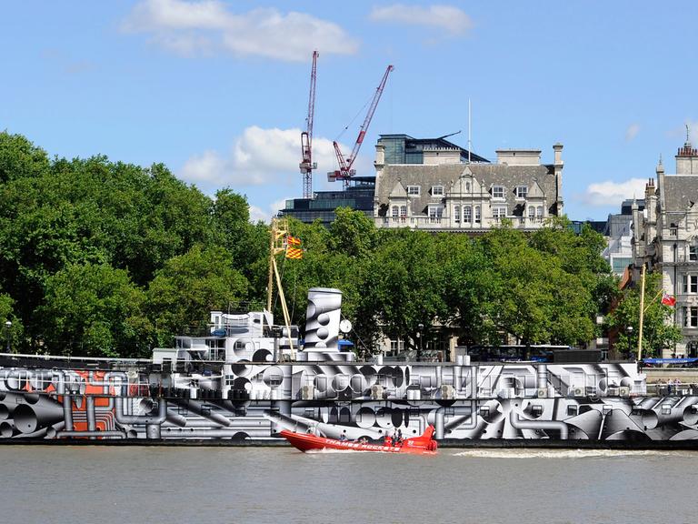 Das ehemalige britische Kriegsschiff "HMS President" aus dem Jahr 1918: Es wurde von dem deutschen Künstler Tobias Rehberger mit einem "Razzle-Dazzle-Painting" bemalt. London, Juli 2014.