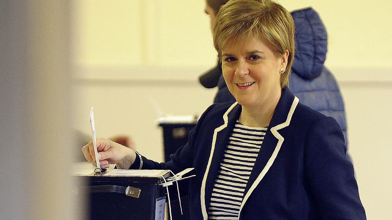 Schottische Regierungschefin Nicola Sturgeon bei der Stimmabgabe. Schottische Regierungschefin Nicola Sturgeon bei der Stimmabgabe.