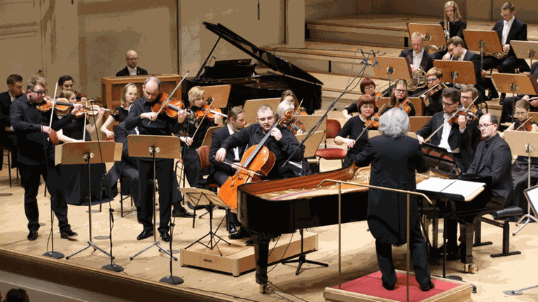 Vier Solisten der Filharmonia Poznańska und dieses Orchester unter Leitung von Marek Pijarowski bei einem Konzert im Berliner Konzerthaus am 14.2.2020.
