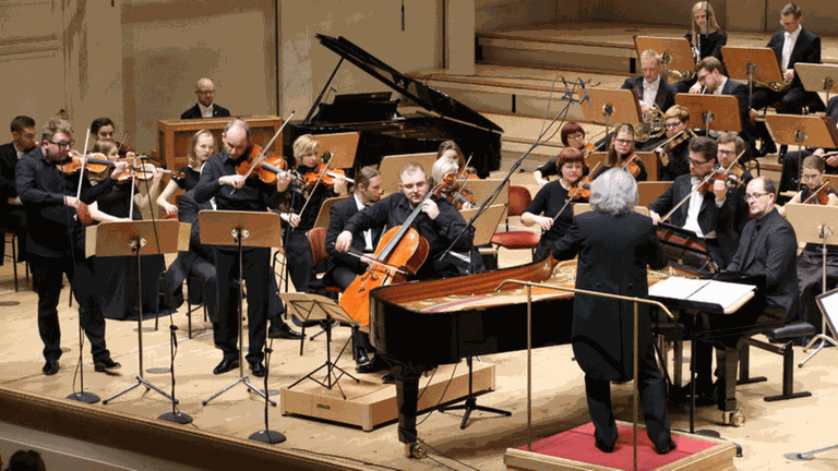 Vier Solisten der Filharmonia Poznańska und dieses Orchester unter Leitung von Marek Pijarowski bei einem Konzert im Berliner Konzerthaus am 14.2.2020. Vier Solisten der Filharmonia Poznańska und dieses Orchester unter Leitung von Marek Pijarowski bei einem Konzert im Berliner Konzerthaus am 14.2.2020.