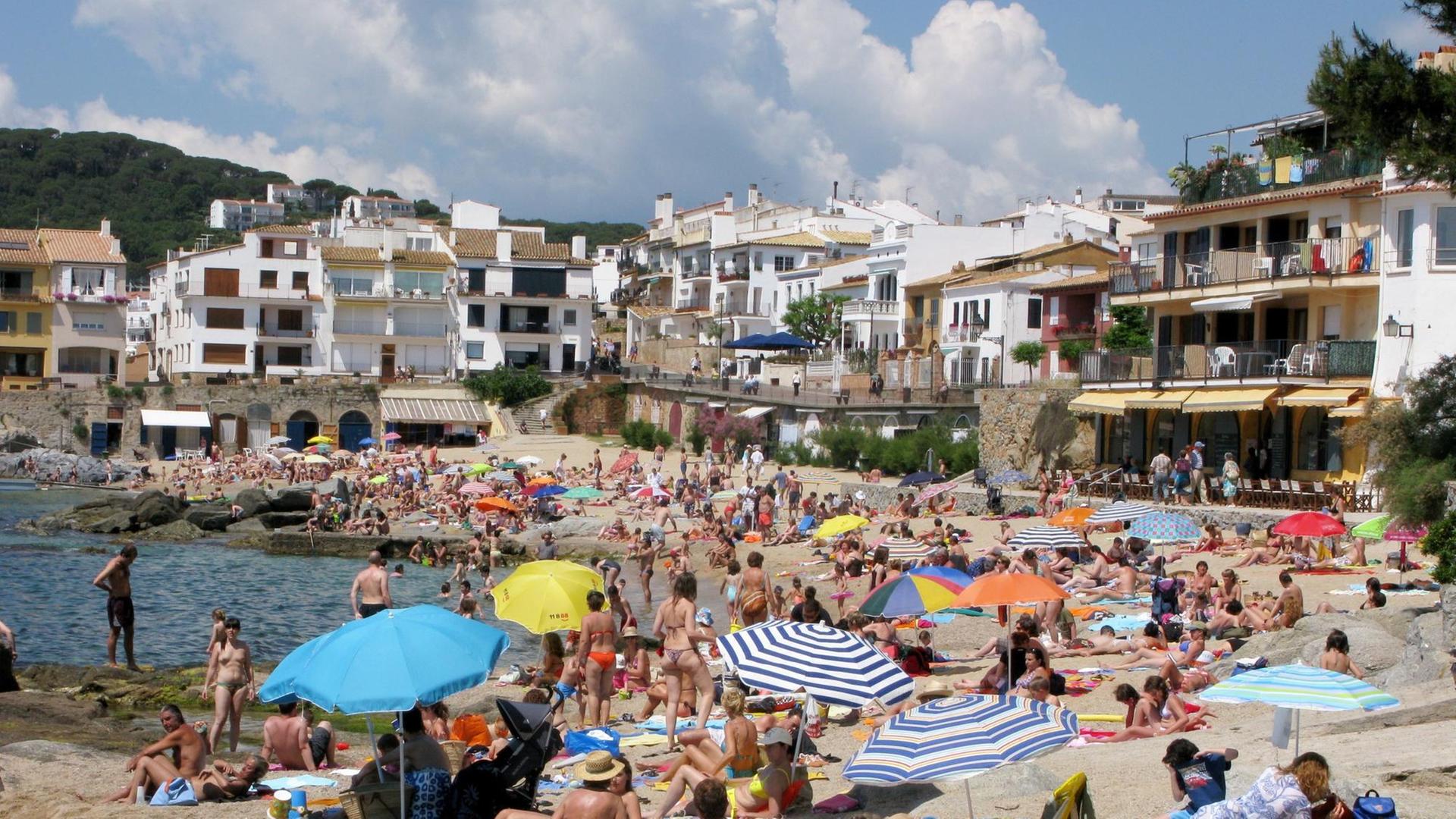 Blick auf den gut besuchten Strand der Ortschaft Calella de Palafrugell an der Costa Brava (Spanien). Blick auf den gut besuchten Strand der Ortschaft Calella de Palafrugell an der Costa Brava (Spanien).