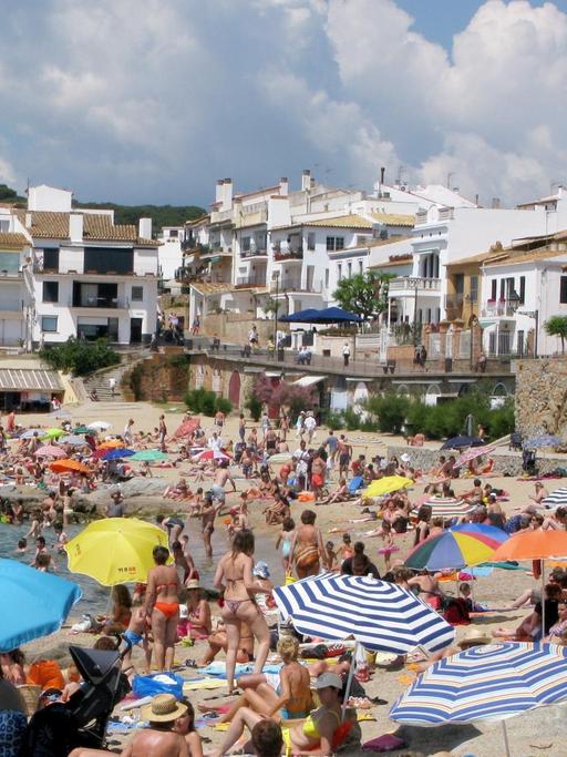 Blick auf den gut besuchten Strand der Ortschaft Calella de Palafrugell an der Costa Brava (Spanien).