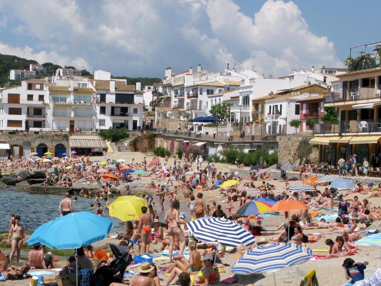 Blick auf den gut besuchten Strand der Ortschaft Calella de Palafrugell an der Costa Brava (Spanien).