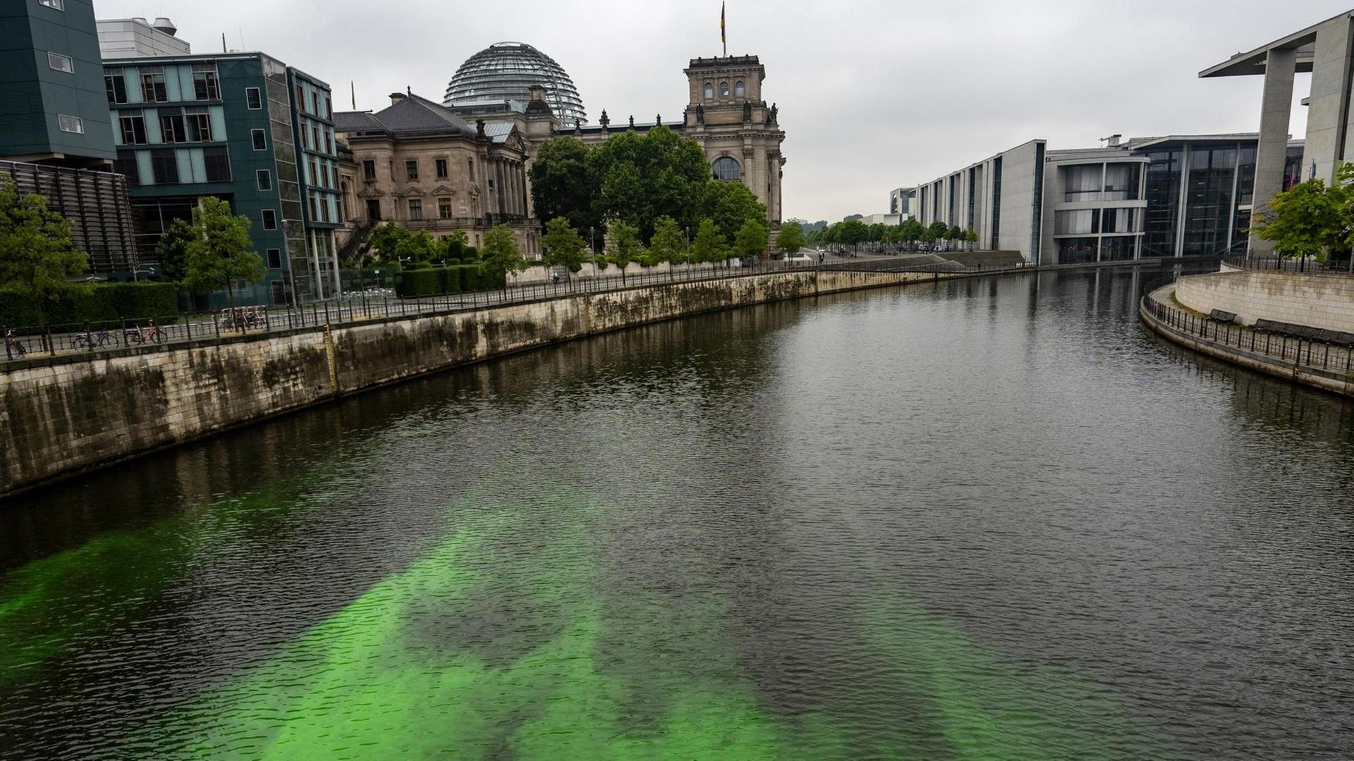 Aktivistinnen und Aktivisten von Extinction Rebellion (XR) haben Teile des Wassers in der Spree im Berliner Regierungsviertel bei der Aktion "Kohle vergiftet" mit dem Farbstoff Uranin giftgrün gefärbt, um auf die weitreichenden Schäden der Kohleförderung für Mensch und Umwelt aufmerksam zu machen. Aktivistinnen und Aktivisten von Extinction Rebellion (XR) haben Teile des Wassers in der Spree im Berliner Regierungsviertel bei der Aktion "Kohle vergiftet" mit dem Farbstoff Uranin giftgrün gefärbt, um auf die weitreichenden Schäden der Kohleförderung für Mensch und Umwelt aufmerksam zu machen.