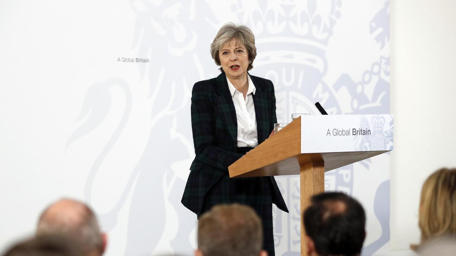 Die britische Premierministerin Theresa May auf einer Pressekonferenz, auf der sie ihre Pläne für den EU-Austritt Großbritanniens erklärt. Die britische Premierministerin Theresa May auf einer Pressekonferenz, auf der sie ihre Pläne für den EU-Austritt Großbritanniens erklärt.