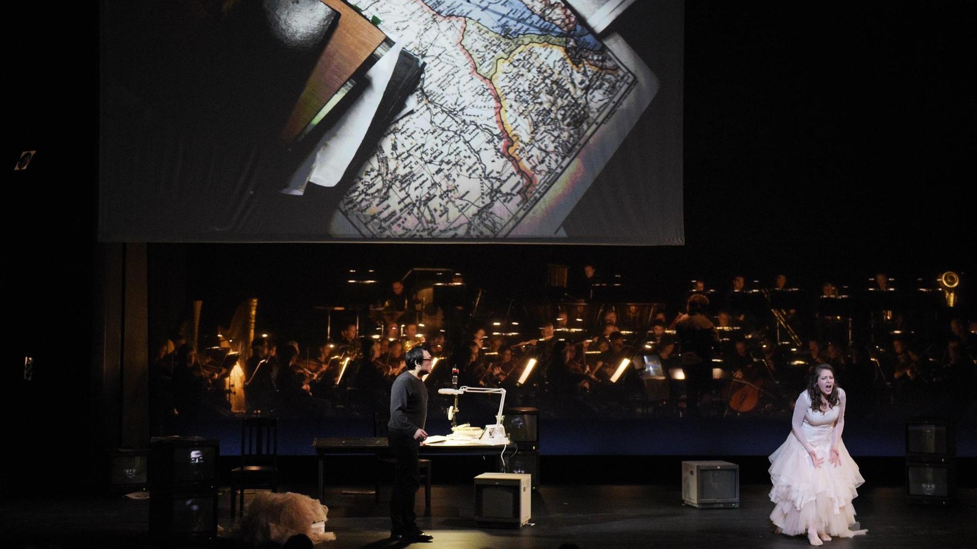 Alfred Kim als "Radames" und Anna Smirnova als "Amneris" singen und spielen am 19.11.2015 in der Deutschen Oper in Berlin im Rahmen der Fotoprobe von Giuseppe Verdis "Aida". Alfred Kim als "Radames" und Anna Smirnova als "Amneris" singen und spielen am 19.11.2015 in der Deutschen Oper in Berlin im Rahmen der Fotoprobe von Giuseppe Verdis "Aida".