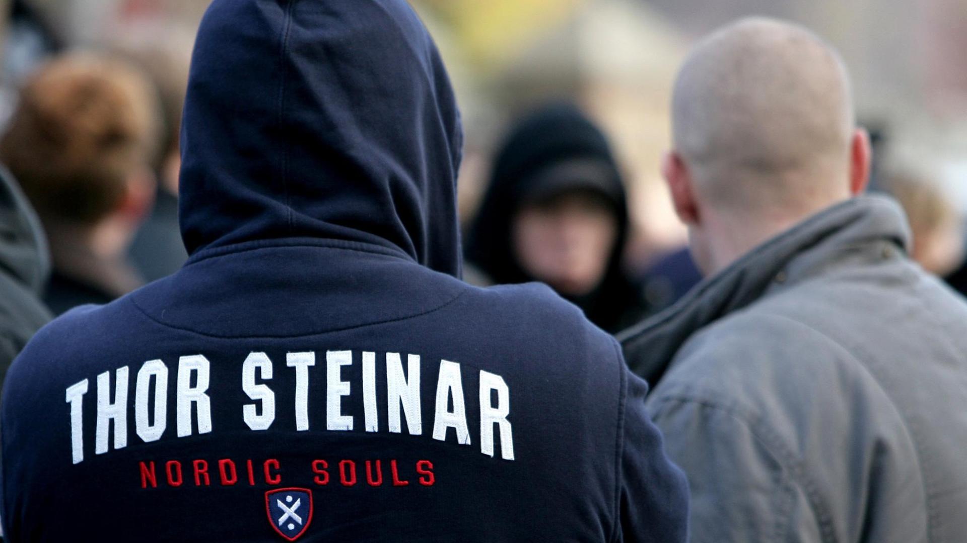 Ein Teilnehmer eines Neonazi-Aufmarsches im brandenburgischen Seelow trägt ein Kapuzen-Shirt der Modemarke Thor Steinar, aufgenommen am 18.11.2006.