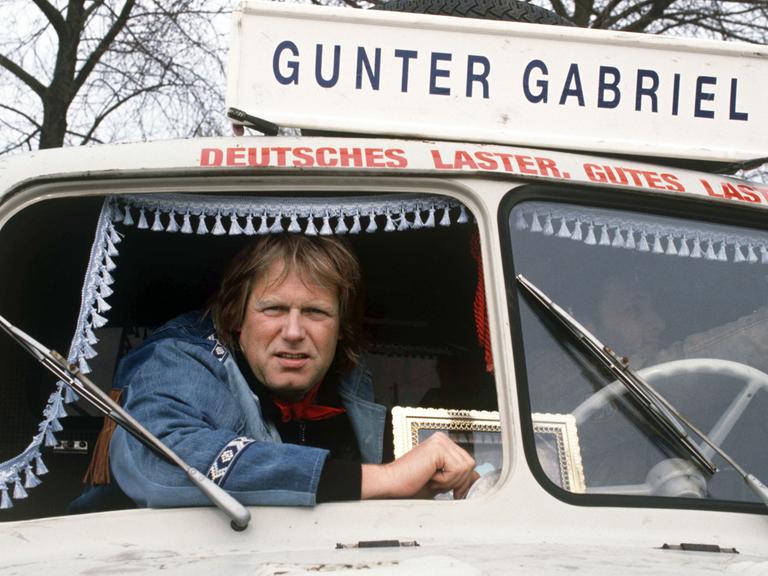Der Country- und Schlagersänger Gunter Gabriel auf dem Beifahrersitz eines Lastwagens.