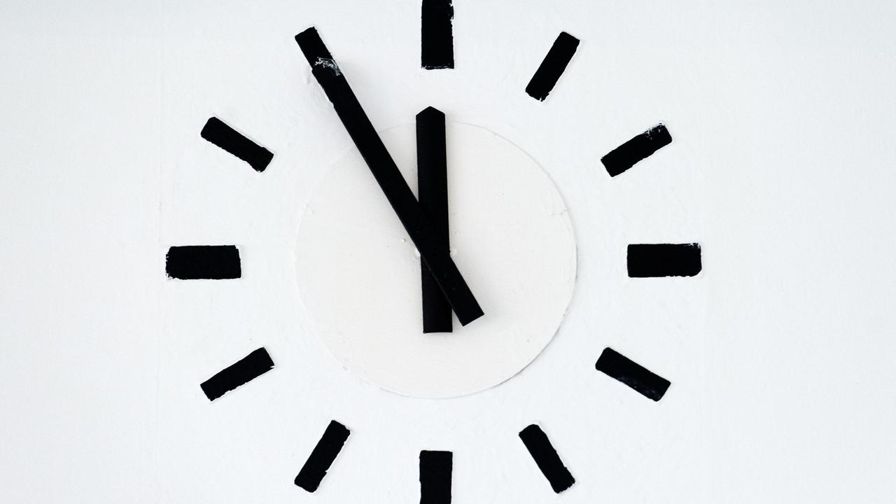 Eine Uhr zeigt fünf vor zwölf. Eine Uhr zeigt fünf vor zwölf.