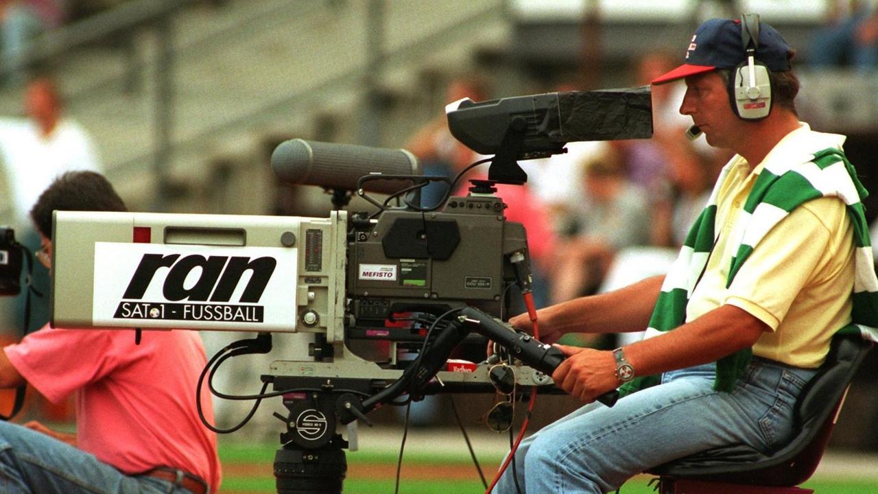 Die Fernsehkameras von SAT.1 sind überall dabei, wenn am 19. und 20.081994 der Startschuß für die 32. Spielserie der Fußball-Bundesliga vollzogen wird. Als Erstverwerter der Fernsehrechte wird der Privatsender auch 1994 und 95 bei allen Spielen präsent sein. Im rund 380-Millionen-Etat der 18 Profiklubs nehmen die geplanten Fernsehgelder mit 88,2 Millionen Mark einen gewichtigen Posten ein. Rund 4,1 Millionen Mark ist die Basissumme, die für die TV-Übertragungen pro Verein von den Sendern ausgeschüttet werden. Dazu kommen noch die Sonderzahlungen für Sonntagabendspiele, das "Spiel der Woche" etc. Und natürlich der Europacup, der bei sportlichen Erfolgen gigantische Summen garantiert. | Verwendung weltweit Die Fernsehkameras von SAT.1 sind überall dabei, wenn am 19. und 20.081994 der Startschuß für die 32. Spielserie der Fußball-Bundesliga vollzogen wird. Als Erstverwerter der Fernsehrechte wird der Privatsender auch 1994 und 95 bei allen Spielen präsent sein. Im rund 380-Millionen-Etat der 18 Profiklubs nehmen die geplanten Fernsehgelder mit 88,2 Millionen Mark einen gewichtigen Posten ein. Rund 4,1 Millionen Mark ist die Basissumme, die für die TV-Übertragungen pro Verein von den Sendern ausgeschüttet werden. Dazu kommen noch die Sonderzahlungen für Sonntagabendspiele, das "Spiel der Woche" etc. Und natürlich der Europacup, der bei sportlichen Erfolgen gigantische Summen garantiert. | Verwendung weltweit